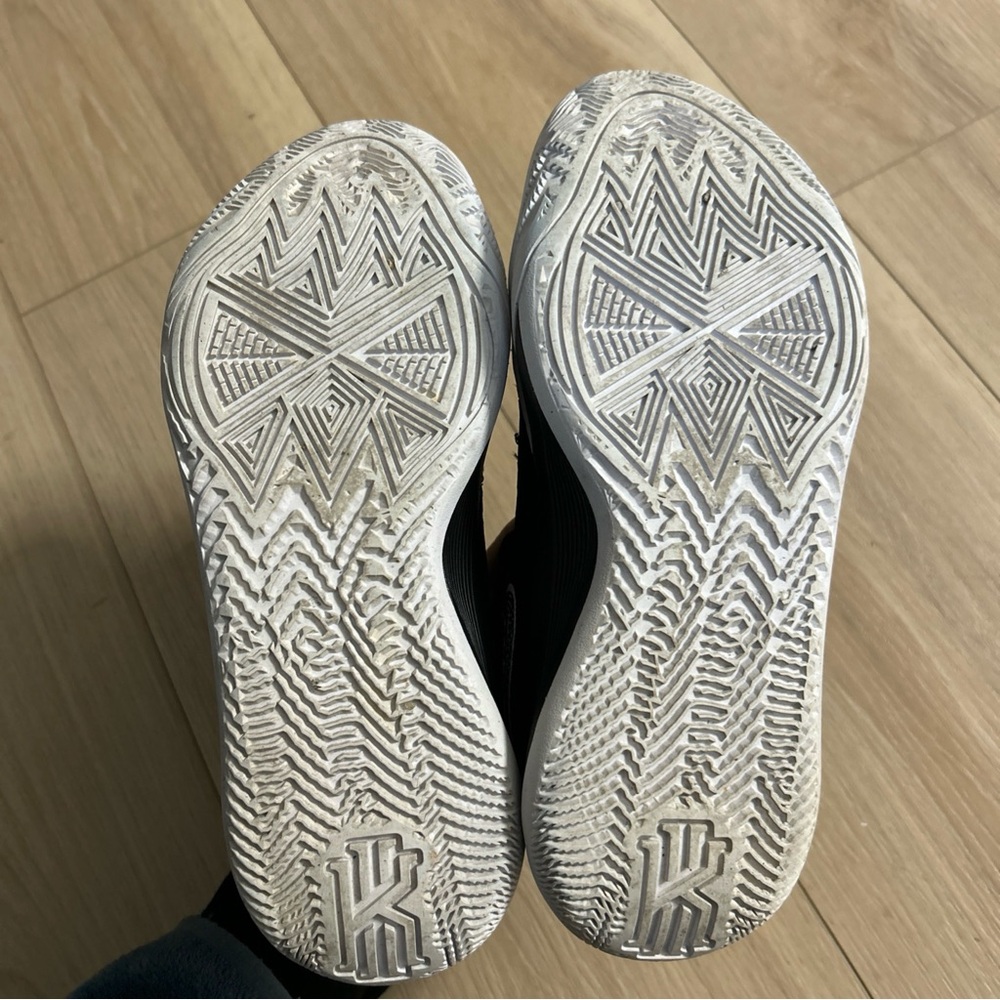 Nike Kyrie Black White Low Top Athletic Basketball Sneakers Boys Size 5.5 Y - Picture 11 of 11